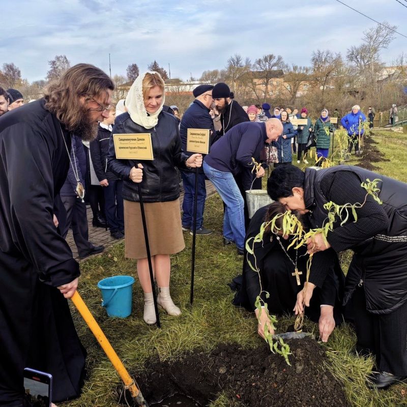Заложили Аллею Памяти: как Щигры отметили День народного единства Заложили Аллею Памяти: как Щигры отметили День народного единства