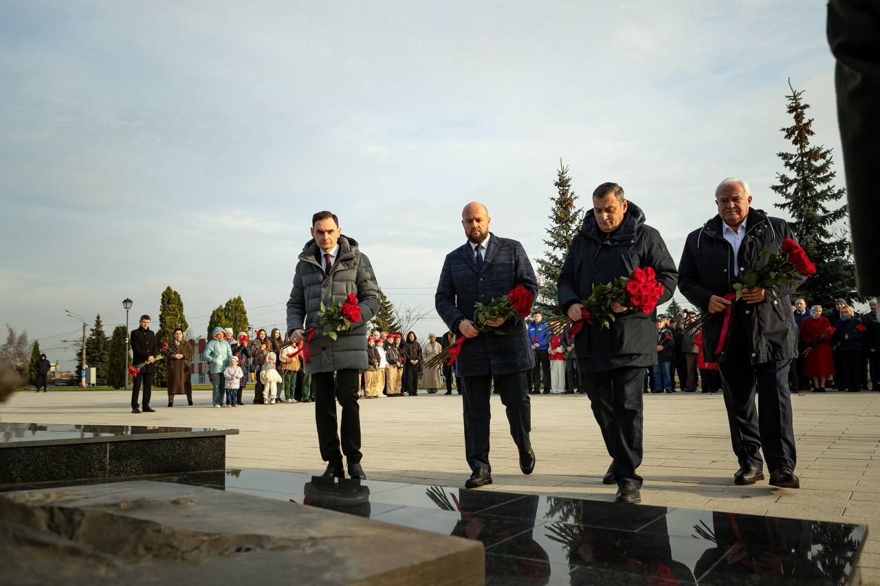 Евгений Маслов: Сегодня вместе с губернатором Александром Хинштейном, представителями разных национальностей и диаспор, проживающих в нашем городе, участниками СВО и простыми горожанами на мемориальном комплексе «Курская... Евгений Маслов: Сегодня вместе с губернатором Александром Хинштейном, представителями разных национальностей и диаспор, проживающих в нашем городе, участниками СВО и простыми горожанами на мемориальном комплексе «Курская...