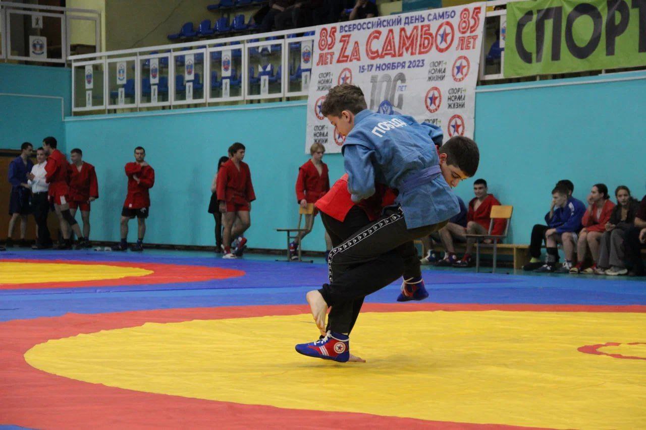 В Курской области в День народного единства провели первенство по самбо В Курской области в День народного единства провели первенство по самбо