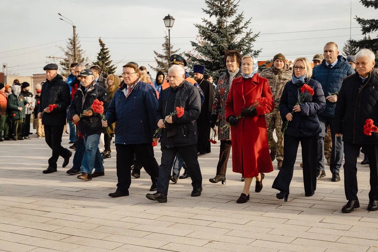 Екатерина Харченко: Чтобы помнить!. Сегодня вместе с коллегами и неравнодушными земляками возложили цветы к Вечному огню в память о Героях всех сражений, которые отдали жизни за Отечество! Сегодня мы, куряне, особенно остро... Екатерина Харченко: Чтобы помнить!. Сегодня вместе с коллегами и неравнодушными земляками возложили цветы к Вечному огню в память о Героях всех сражений, которые отдали жизни за Отечество! Сегодня мы, куряне, особенно остро...