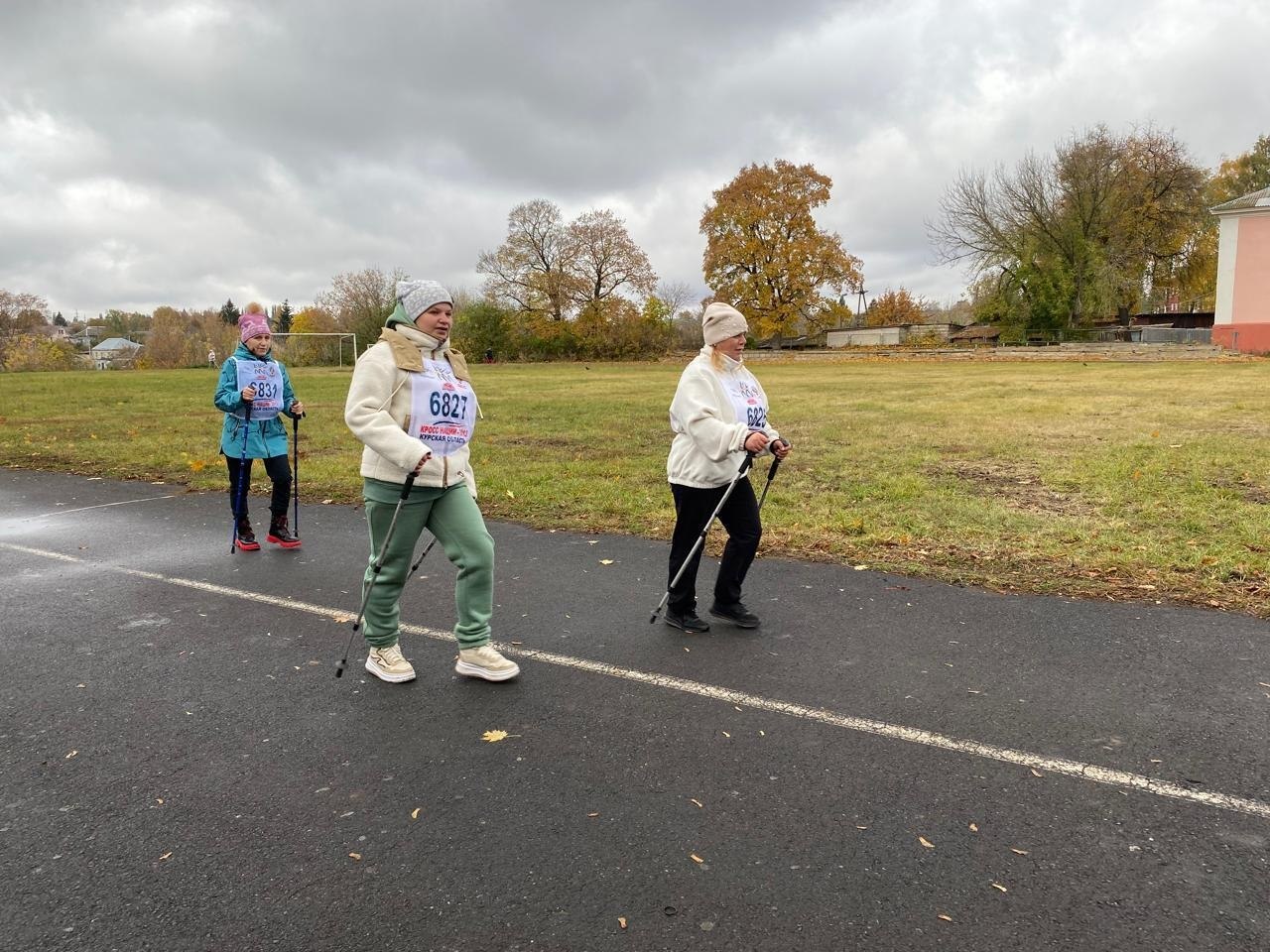 В Щигровском доме социального облуживания прошел осенний кросс, Получатели социальных услуг - участники клуба «Скандинавская ходьба» показали высокие результаты и получили заслуженные награды В Щигровском доме социального облуживания прошел осенний кросс, Получатели социальных услуг - участники клуба «Скандинавская ходьба» показали высокие результаты и получили заслуженные награды