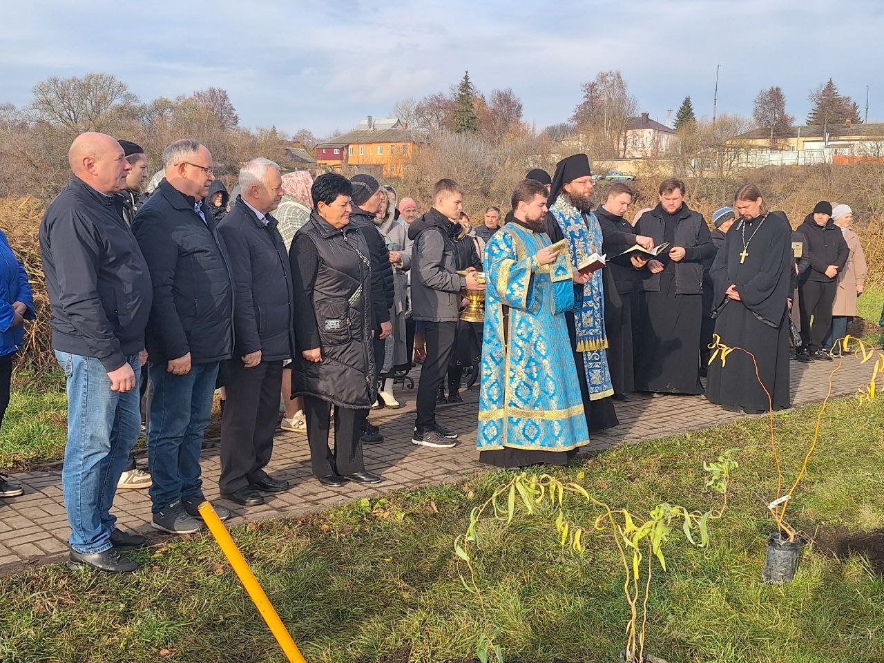 Сегодня, в День народного единства, в день поминовения Казанской иконы Божьей Матери, на набережной городского пруда была заложена Аллея памяти новомучеников и исповедников церкви русской - щигровцев Сегодня, в День народного единства, в день поминовения Казанской иконы Божьей Матери, на набережной городского пруда была заложена Аллея памяти новомучеников и исповедников церкви русской - щигровцев