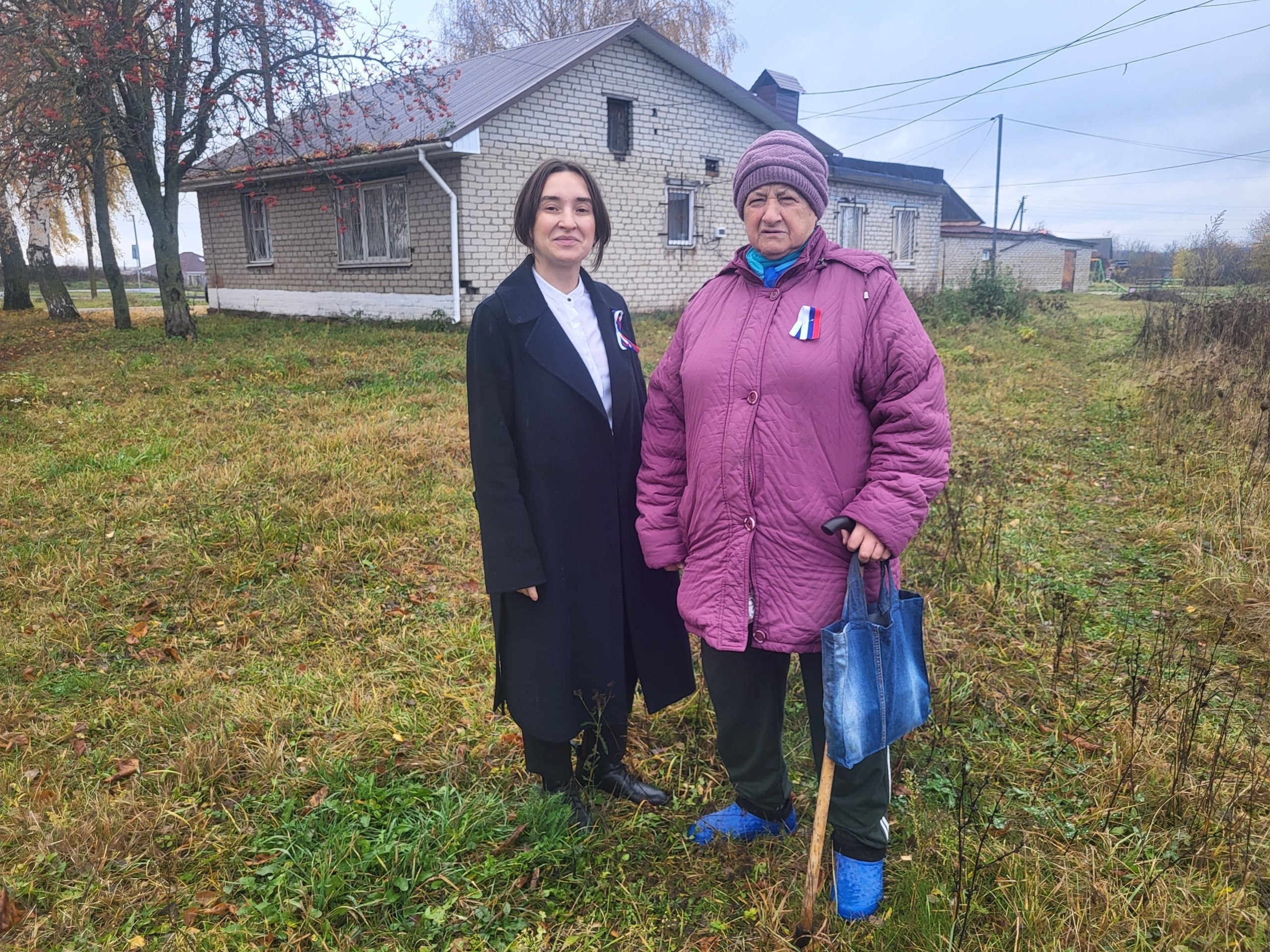 Работники Разветьевского СДК приняли участие во Всероссийской акции по раздаче ленточек Российского триколора под названием "Я - гражданин народного единства!"