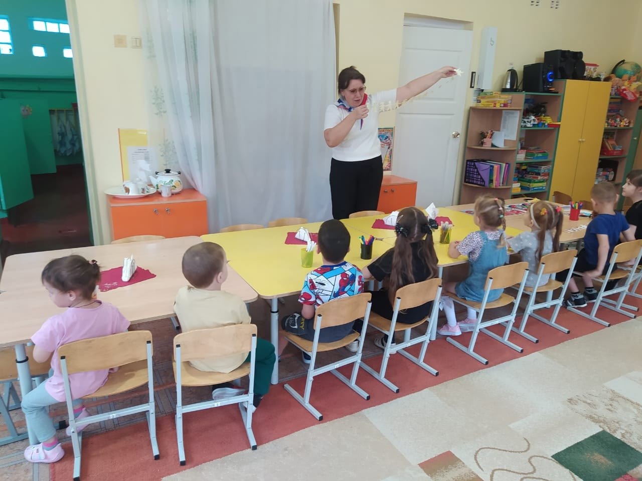 В преддверии праздника Дня народного единства в детском саду поселка Магнитный прошло тематическое мероприятие, на котором воспитатели познакомили детей с историей возникновения праздника, рассказали о народах и... В преддверии праздника Дня народного единства в детском саду поселка Магнитный прошло тематическое мероприятие, на котором воспитатели познакомили детей с историей возникновения праздника, рассказали о народах и...