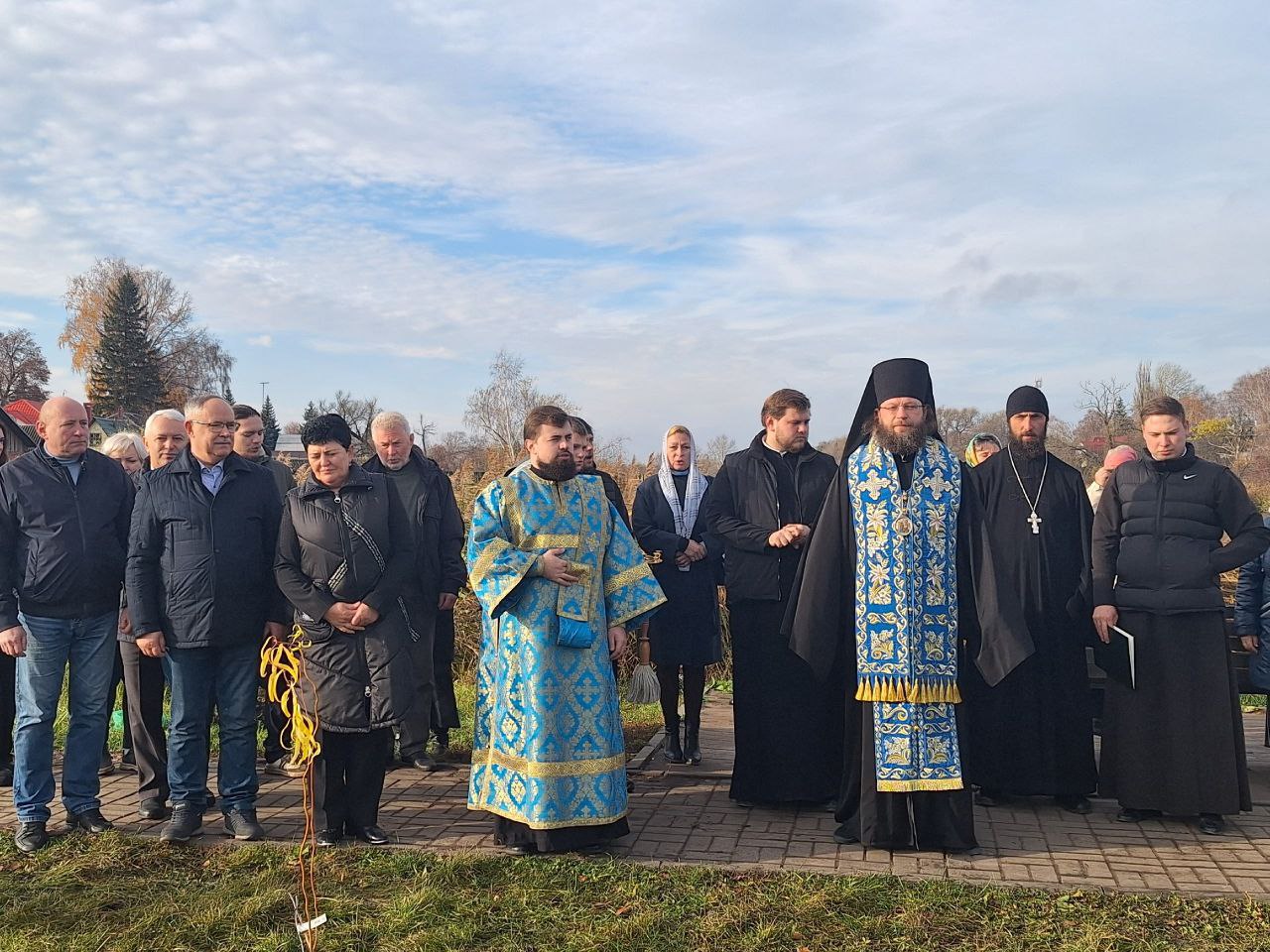 Сегодня, в День народного единства, в день поминовения Казанской иконы Божьей Матери, на набережной городского пруда была заложена Аллея памяти новомучеников и исповедников церкви русской - щигровцев Сегодня, в День народного единства, в день поминовения Казанской иконы Божьей Матери, на набережной городского пруда была заложена Аллея памяти новомучеников и исповедников церкви русской - щигровцев