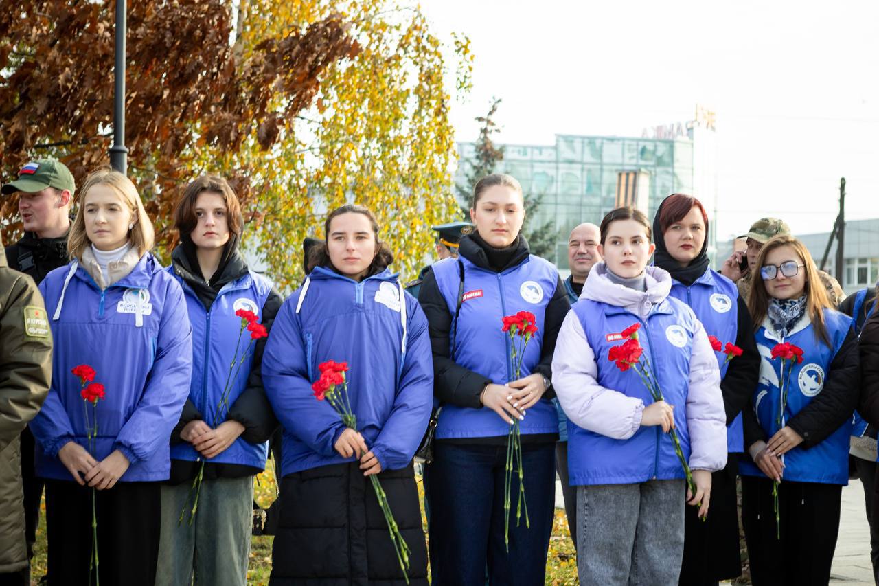 Евгений Маслов: Сегодня вместе с губернатором Александром Хинштейном, представителями разных национальностей и диаспор, проживающих в нашем городе, участниками СВО и простыми горожанами на мемориальном комплексе «Курская... Евгений Маслов: Сегодня вместе с губернатором Александром Хинштейном, представителями разных национальностей и диаспор, проживающих в нашем городе, участниками СВО и простыми горожанами на мемориальном комплексе «Курская...