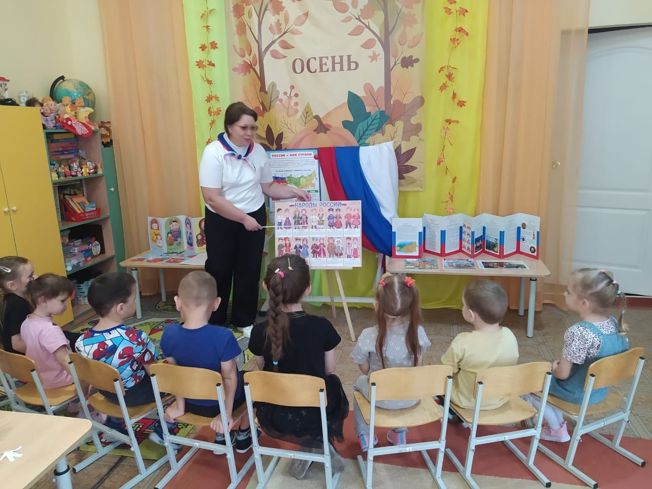 В преддверии праздника Дня народного единства в детском саду поселка Магнитный прошло тематическое мероприятие, на котором воспитатели познакомили детей с историей возникновения праздника, рассказали о народах и... В преддверии праздника Дня народного единства в детском саду поселка Магнитный прошло тематическое мероприятие, на котором воспитатели познакомили детей с историей возникновения праздника, рассказали о народах и...