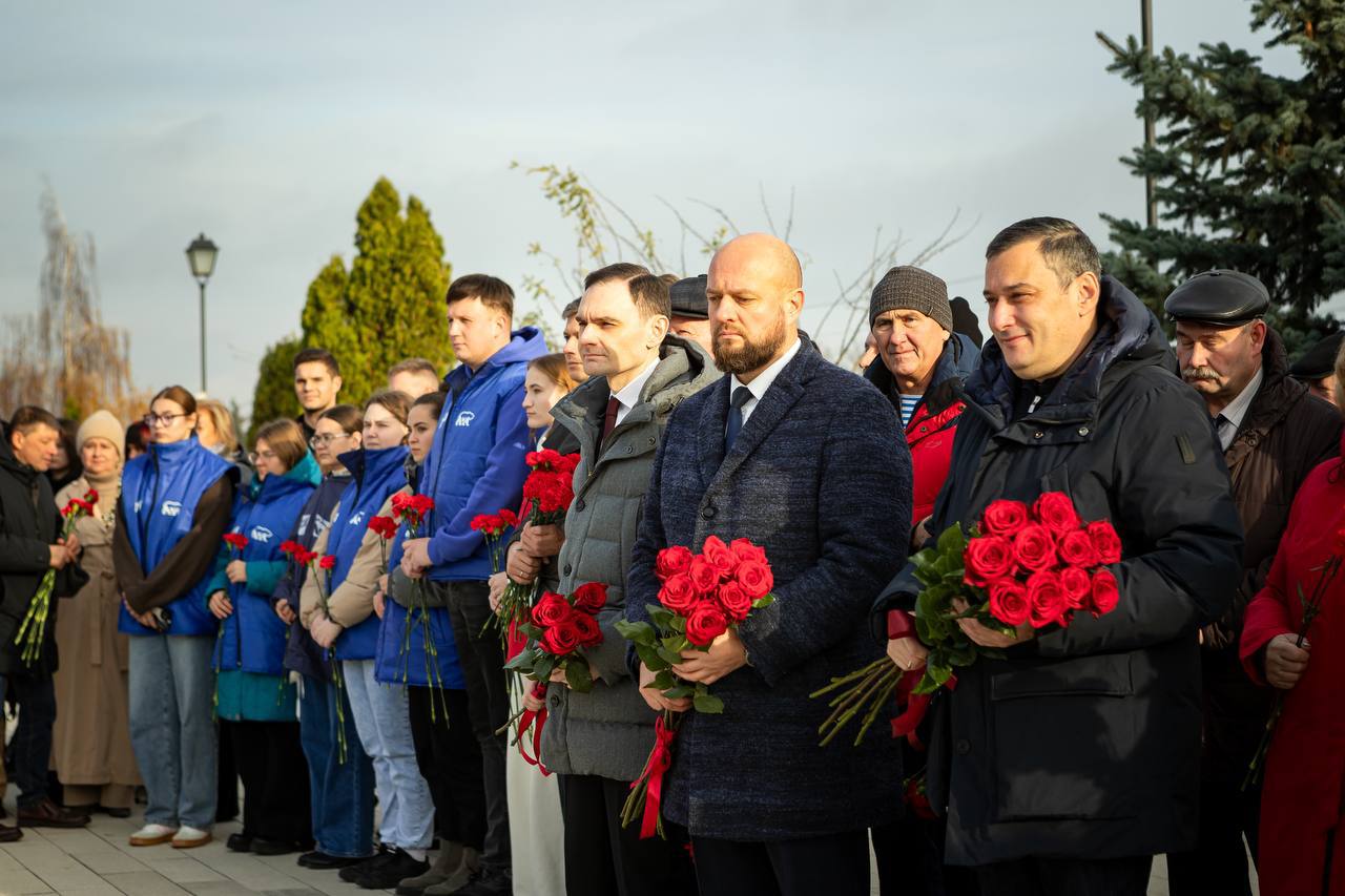 Евгений Маслов: Сегодня вместе с губернатором Александром Хинштейном, представителями разных национальностей и диаспор, проживающих в нашем городе, участниками СВО и простыми горожанами на мемориальном комплексе «Курская...