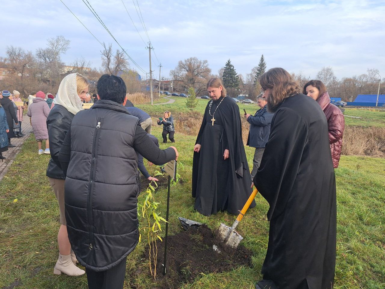 Сегодня, в День народного единства, в день поминовения Казанской иконы Божьей Матери, на набережной городского пруда была заложена Аллея памяти новомучеников и исповедников церкви русской - щигровцев Сегодня, в День народного единства, в день поминовения Казанской иконы Божьей Матери, на набережной городского пруда была заложена Аллея памяти новомучеников и исповедников церкви русской - щигровцев