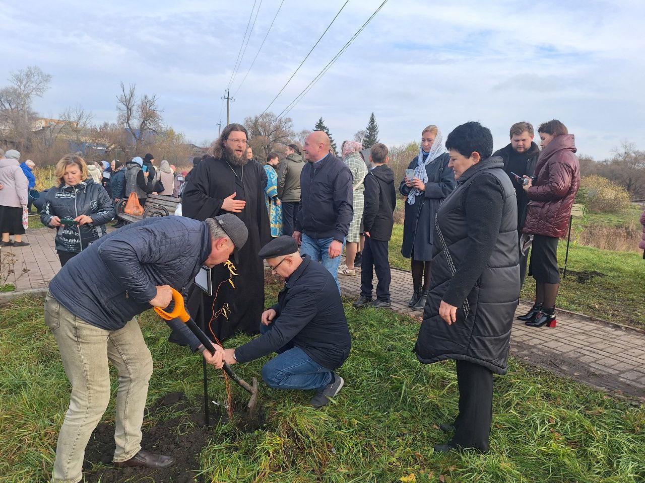 Сегодня, в День народного единства, в день поминовения Казанской иконы Божьей Матери, на набережной городского пруда была заложена Аллея памяти новомучеников и исповедников церкви русской - щигровцев