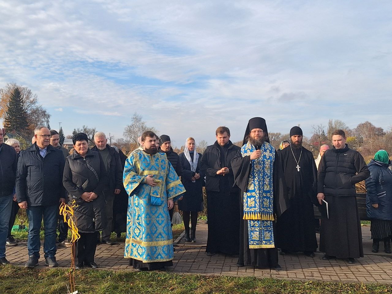 Сегодня, в День народного единства, в день поминовения Казанской иконы Божьей Матери, на набережной городского пруда была заложена Аллея памяти новомучеников и исповедников церкви русской - щигровцев Сегодня, в День народного единства, в день поминовения Казанской иконы Божьей Матери, на набережной городского пруда была заложена Аллея памяти новомучеников и исповедников церкви русской - щигровцев