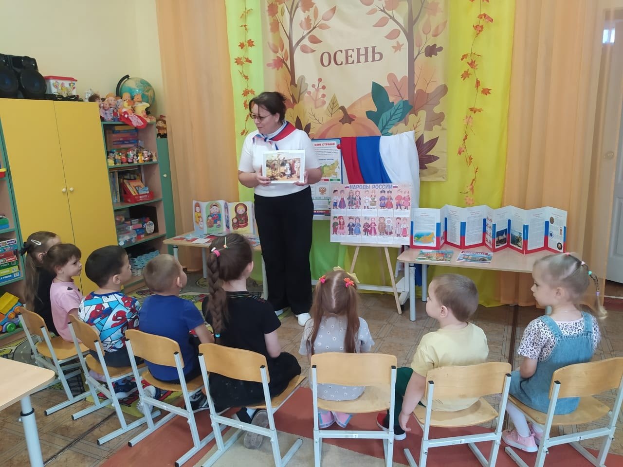 В преддверии праздника Дня народного единства в детском саду поселка Магнитный прошло тематическое мероприятие, на котором воспитатели познакомили детей с историей возникновения праздника, рассказали о народах и... В преддверии праздника Дня народного единства в детском саду поселка Магнитный прошло тематическое мероприятие, на котором воспитатели познакомили детей с историей возникновения праздника, рассказали о народах и...