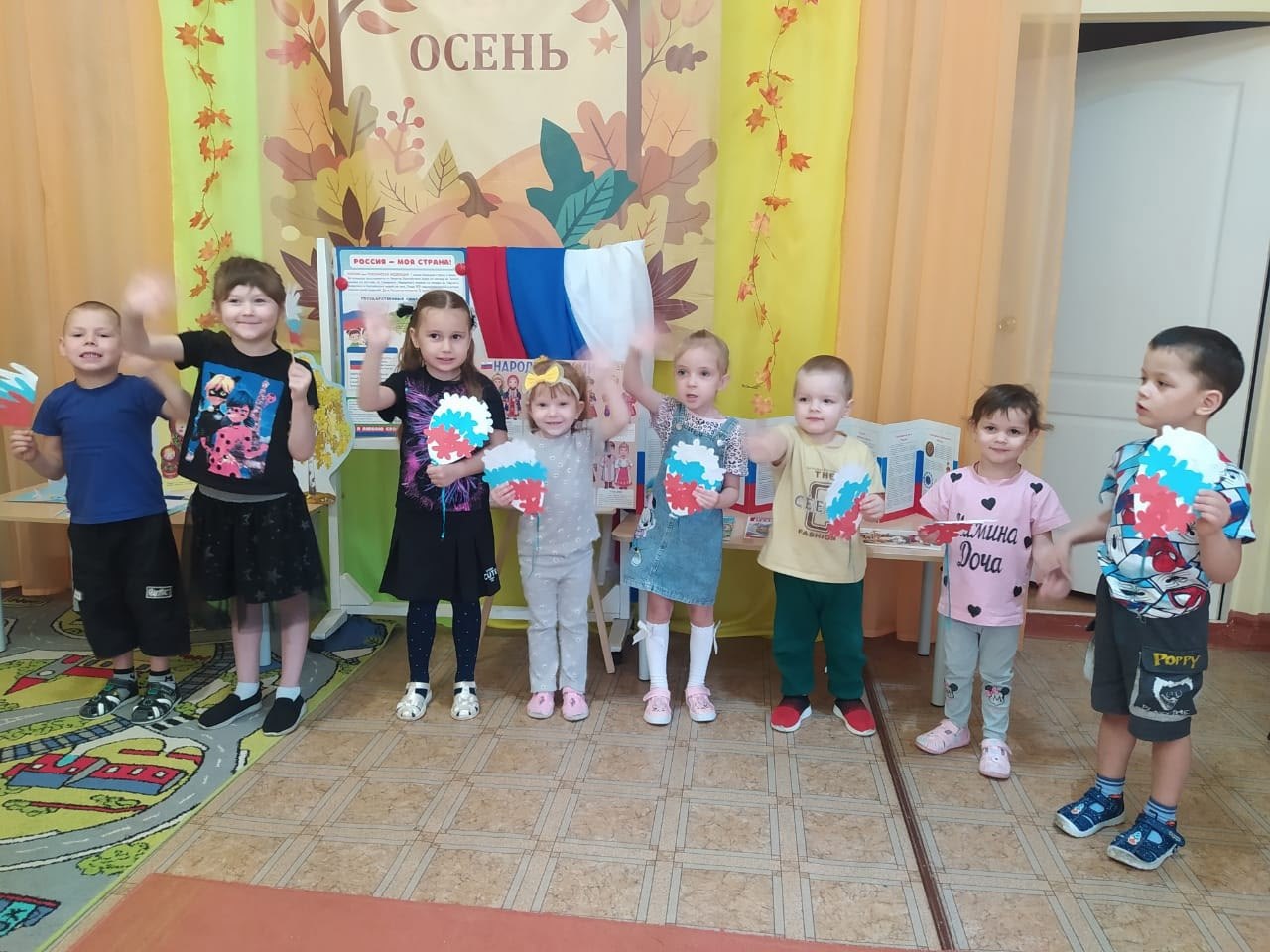В преддверии праздника Дня народного единства в детском саду поселка Магнитный прошло тематическое мероприятие, на котором воспитатели познакомили детей с историей возникновения праздника, рассказали о народах и... В преддверии праздника Дня народного единства в детском саду поселка Магнитный прошло тематическое мероприятие, на котором воспитатели познакомили детей с историей возникновения праздника, рассказали о народах и...