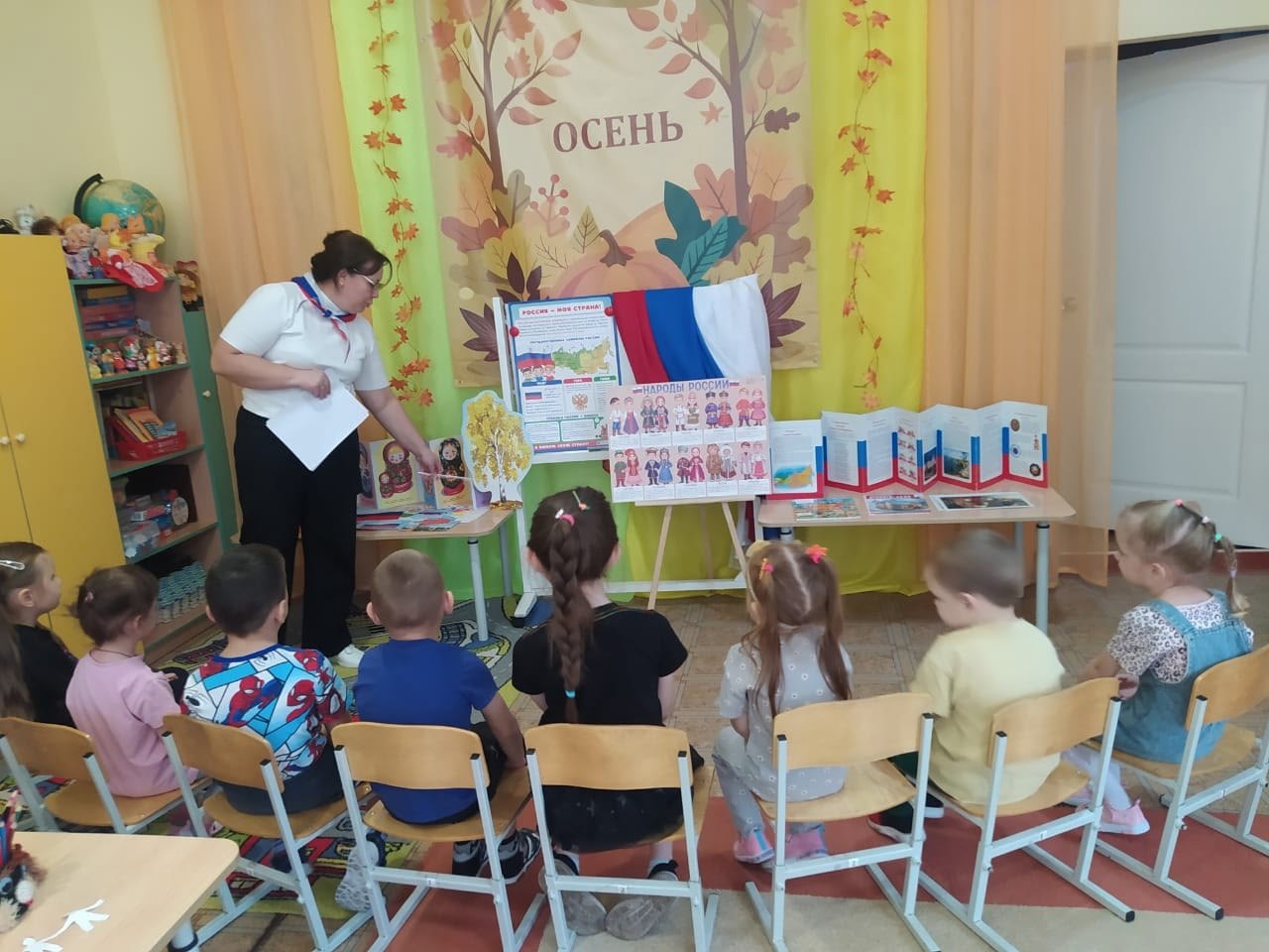 В преддверии праздника Дня народного единства в детском саду поселка Магнитный прошло тематическое мероприятие, на котором воспитатели познакомили детей с историей возникновения праздника, рассказали о народах и... В преддверии праздника Дня народного единства в детском саду поселка Магнитный прошло тематическое мероприятие, на котором воспитатели познакомили детей с историей возникновения праздника, рассказали о народах и...