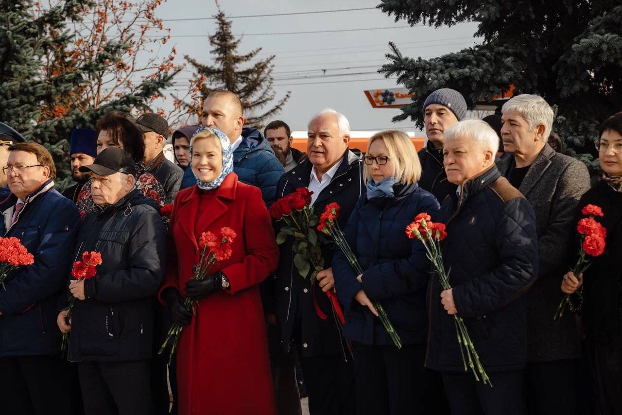 Екатерина Харченко: Чтобы помнить!. Сегодня вместе с коллегами и неравнодушными земляками возложили цветы к Вечному огню в память о Героях всех сражений, которые отдали жизни за Отечество! Сегодня мы, куряне, особенно остро... Екатерина Харченко: Чтобы помнить!. Сегодня вместе с коллегами и неравнодушными земляками возложили цветы к Вечному огню в память о Героях всех сражений, которые отдали жизни за Отечество! Сегодня мы, куряне, особенно остро...