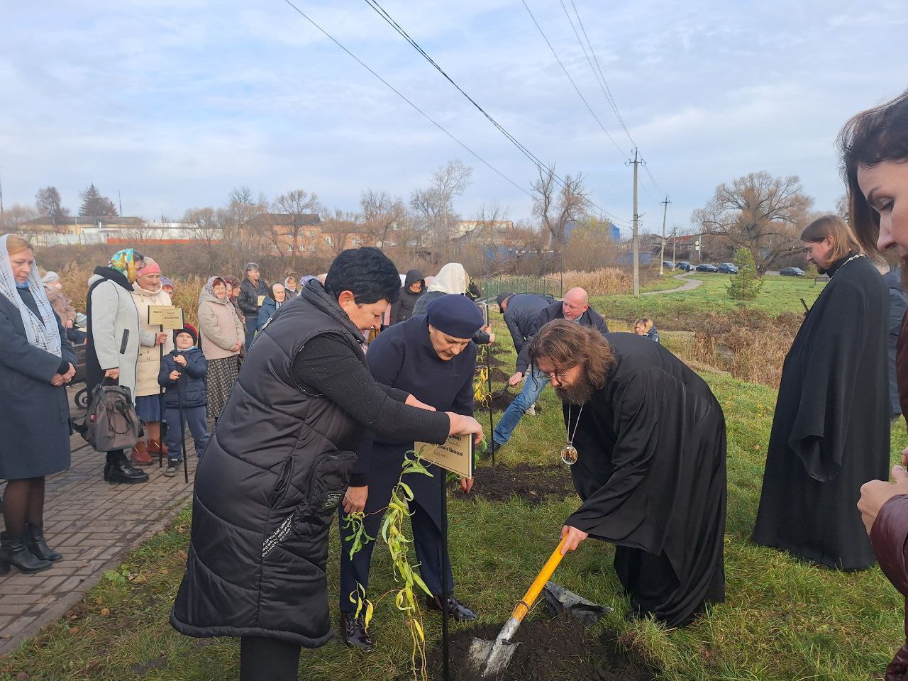 Сегодня, в День народного единства, в день поминовения Казанской иконы Божьей Матери, на набережной городского пруда была заложена Аллея памяти новомучеников и исповедников церкви русской - щигровцев Сегодня, в День народного единства, в день поминовения Казанской иконы Божьей Матери, на набережной городского пруда была заложена Аллея памяти новомучеников и исповедников церкви русской - щигровцев