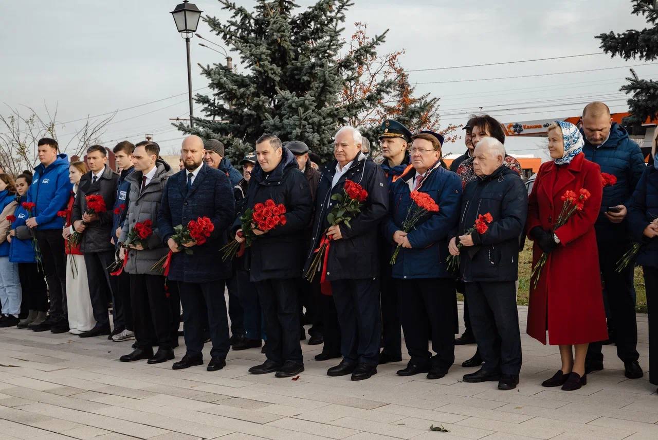 Екатерина Харченко: Чтобы помнить!. Сегодня вместе с коллегами и неравнодушными земляками возложили цветы к Вечному огню в память о Героях всех сражений, которые отдали жизни за Отечество! Сегодня мы, куряне, особенно остро... Екатерина Харченко: Чтобы помнить!. Сегодня вместе с коллегами и неравнодушными земляками возложили цветы к Вечному огню в память о Героях всех сражений, которые отдали жизни за Отечество! Сегодня мы, куряне, особенно остро...
