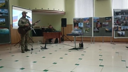 Поет Игорь Бредихин