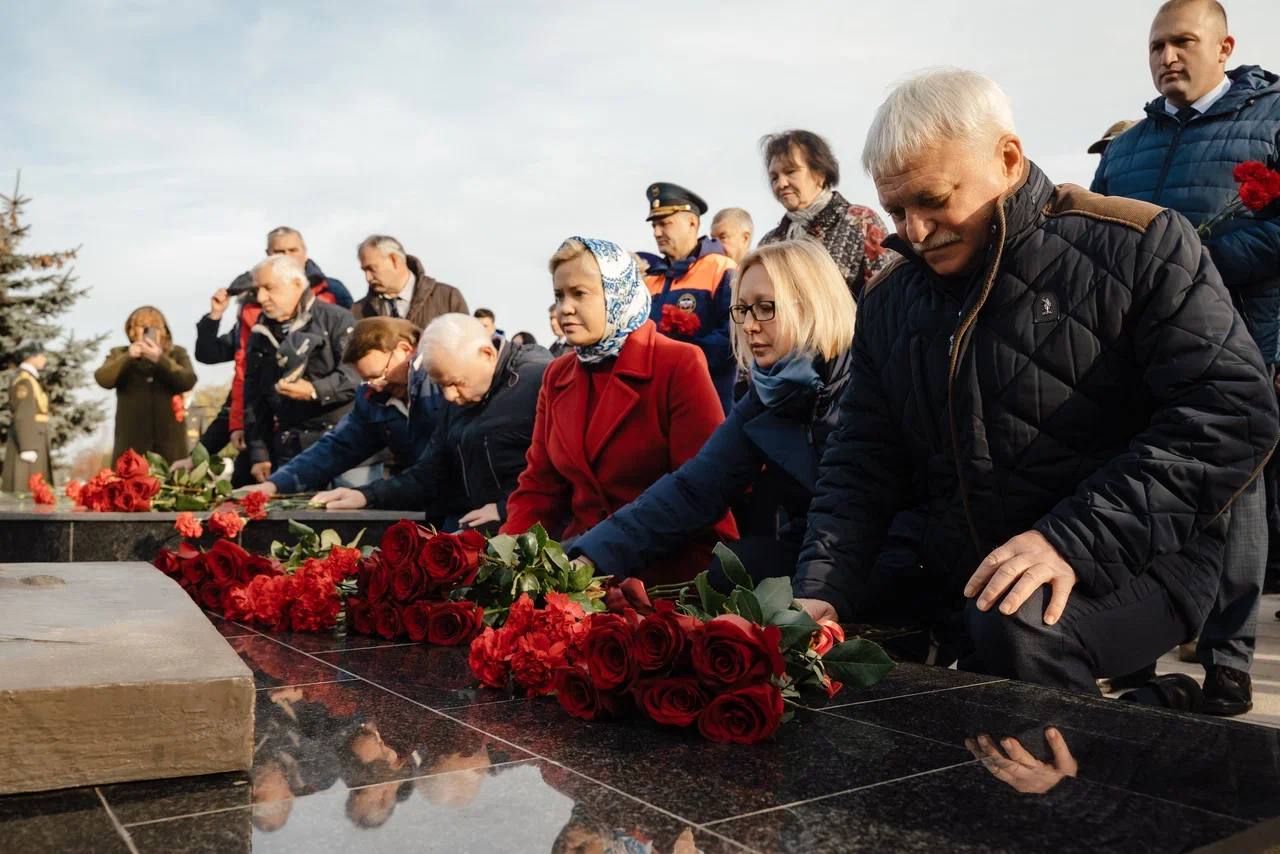 Екатерина Харченко: Чтобы помнить!. Сегодня вместе с коллегами и неравнодушными земляками возложили цветы к Вечному огню в память о Героях всех сражений, которые отдали жизни за Отечество! Сегодня мы, куряне, особенно остро... Екатерина Харченко: Чтобы помнить!. Сегодня вместе с коллегами и неравнодушными земляками возложили цветы к Вечному огню в память о Героях всех сражений, которые отдали жизни за Отечество! Сегодня мы, куряне, особенно остро...