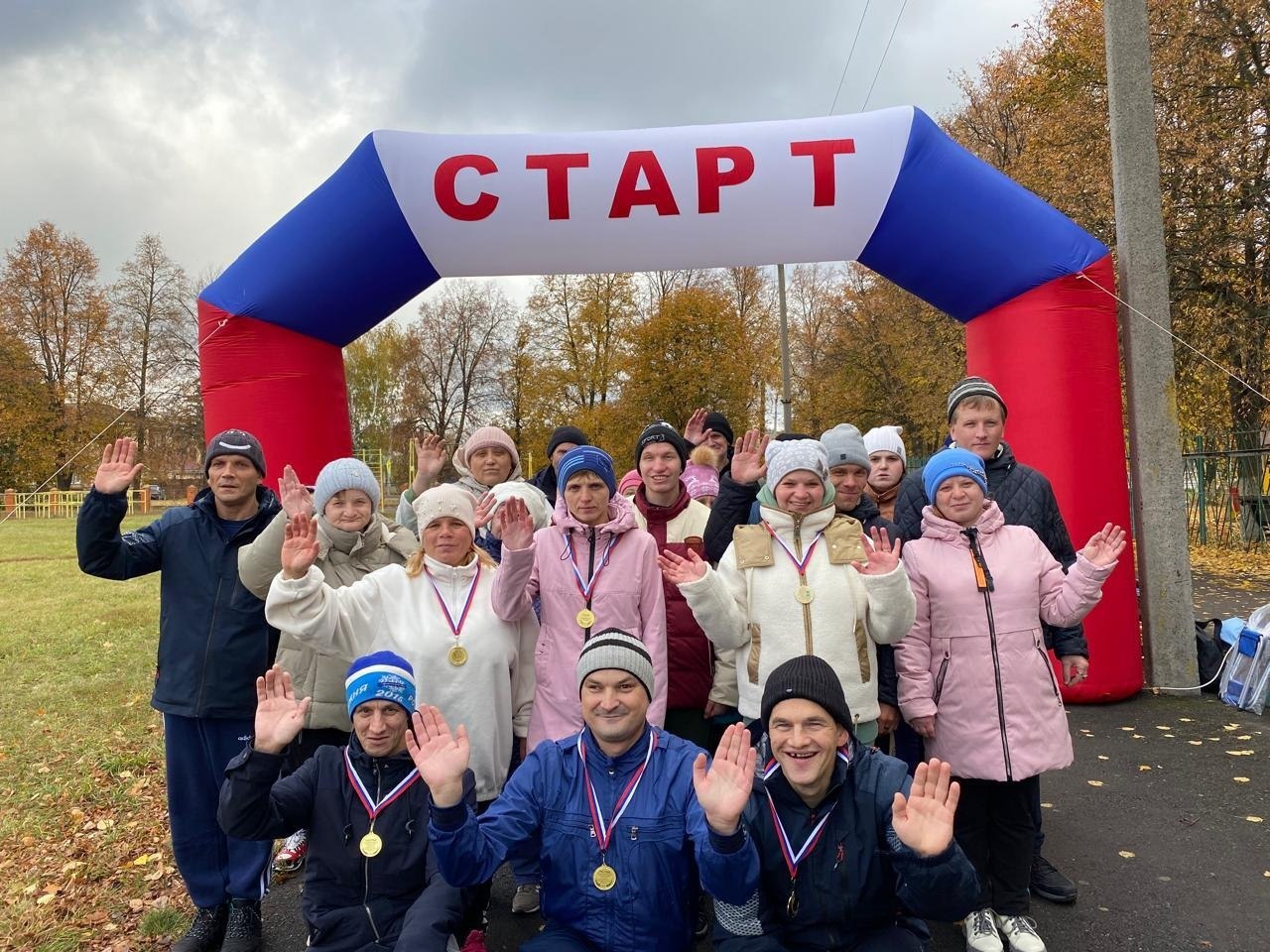 В Щигровском доме социального облуживания прошел осенний кросс, Получатели социальных услуг - участники клуба «Скандинавская ходьба» показали высокие результаты и получили заслуженные награды