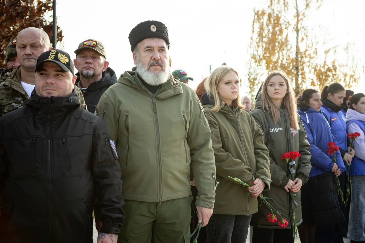 Евгений Маслов: Сегодня вместе с губернатором Александром Хинштейном, представителями разных национальностей и диаспор, проживающих в нашем городе, участниками СВО и простыми горожанами на мемориальном комплексе «Курская... Евгений Маслов: Сегодня вместе с губернатором Александром Хинштейном, представителями разных национальностей и диаспор, проживающих в нашем городе, участниками СВО и простыми горожанами на мемориальном комплексе «Курская...