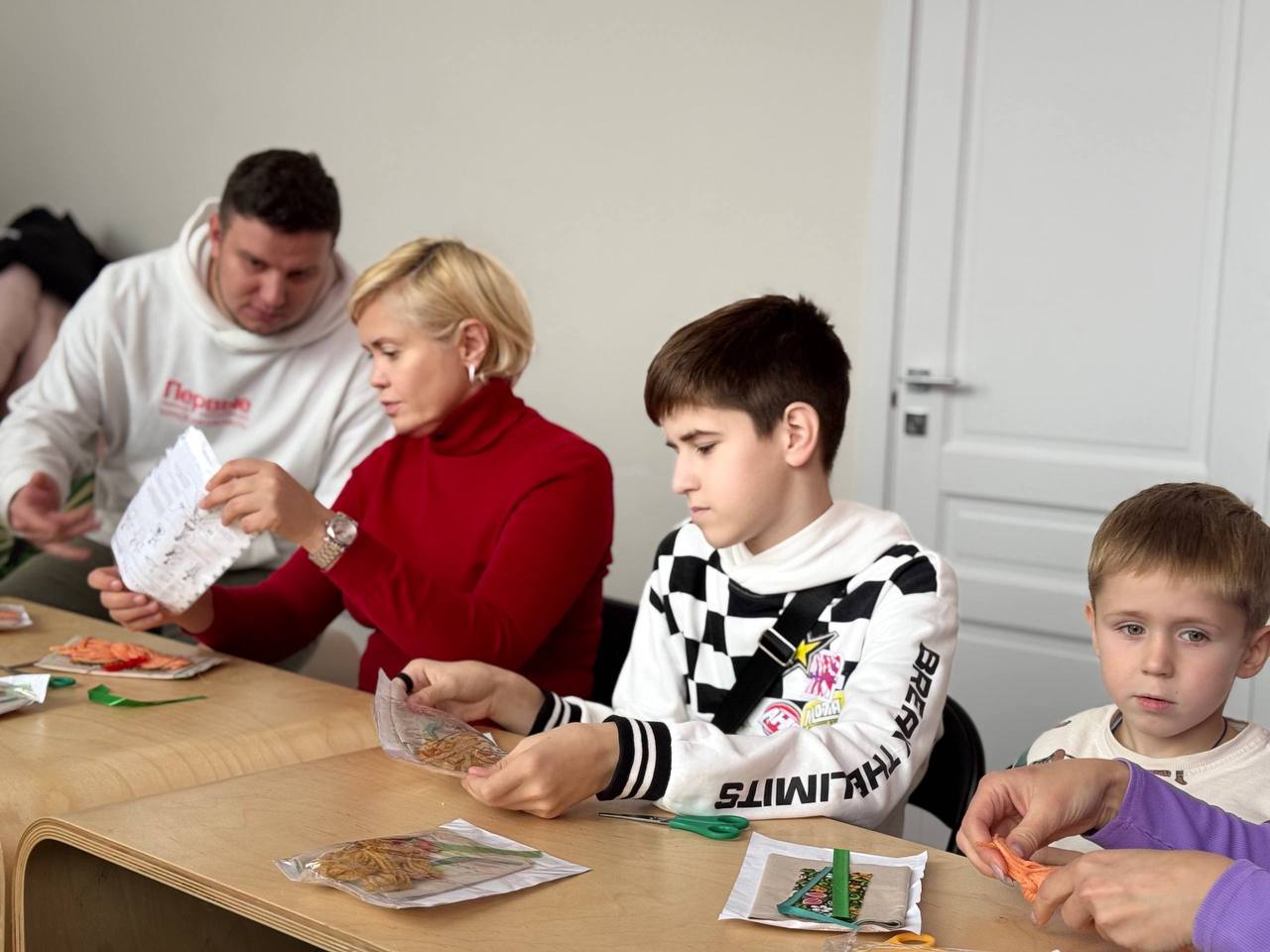 Екатерина Харченко: Вместе с Первыми!. Уже писала сегодня о том, что только прямой диалог с молодежью, личный пример и совместная деятельность - фундамент воспитания Екатерина Харченко: Вместе с Первыми!. Уже писала сегодня о том, что только прямой диалог с молодежью, личный пример и совместная деятельность - фундамент воспитания