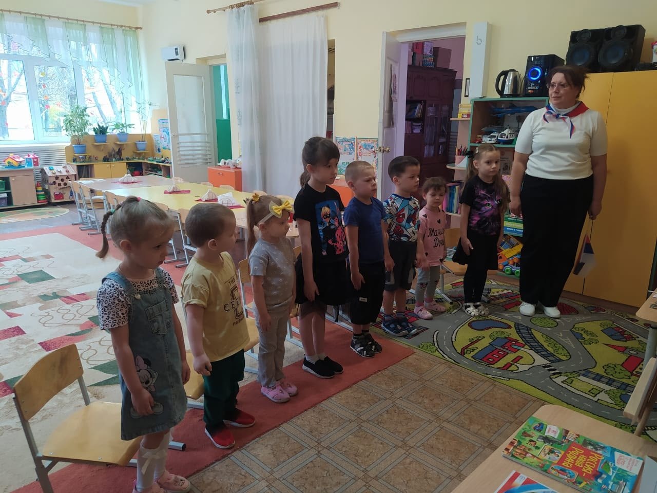 В преддверии праздника Дня народного единства в детском саду поселка Магнитный прошло тематическое мероприятие, на котором воспитатели познакомили детей с историей возникновения праздника, рассказали о народах и... В преддверии праздника Дня народного единства в детском саду поселка Магнитный прошло тематическое мероприятие, на котором воспитатели познакомили детей с историей возникновения праздника, рассказали о народах и...