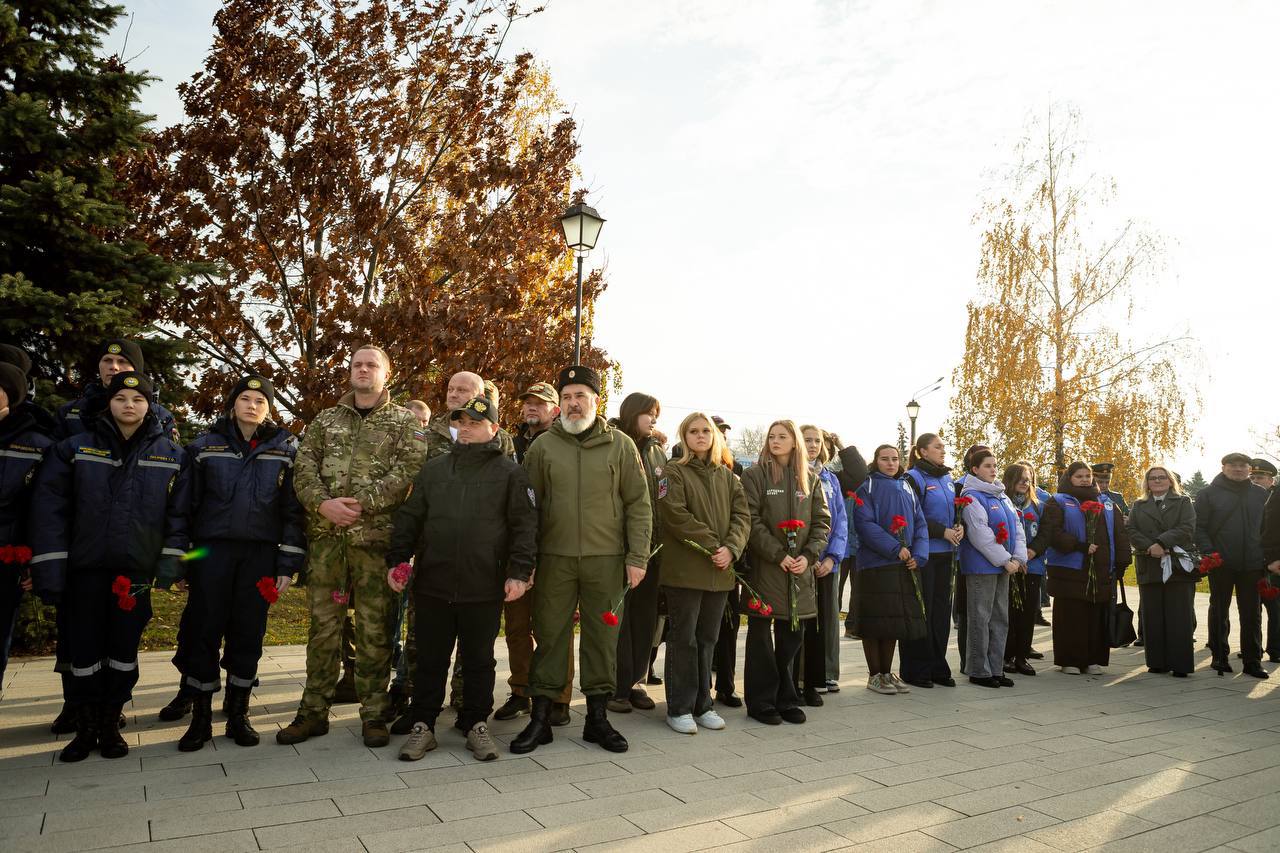 Евгений Маслов: Сегодня вместе с губернатором Александром Хинштейном, представителями разных национальностей и диаспор, проживающих в нашем городе, участниками СВО и простыми горожанами на мемориальном комплексе «Курская... Евгений Маслов: Сегодня вместе с губернатором Александром Хинштейном, представителями разных национальностей и диаспор, проживающих в нашем городе, участниками СВО и простыми горожанами на мемориальном комплексе «Курская...