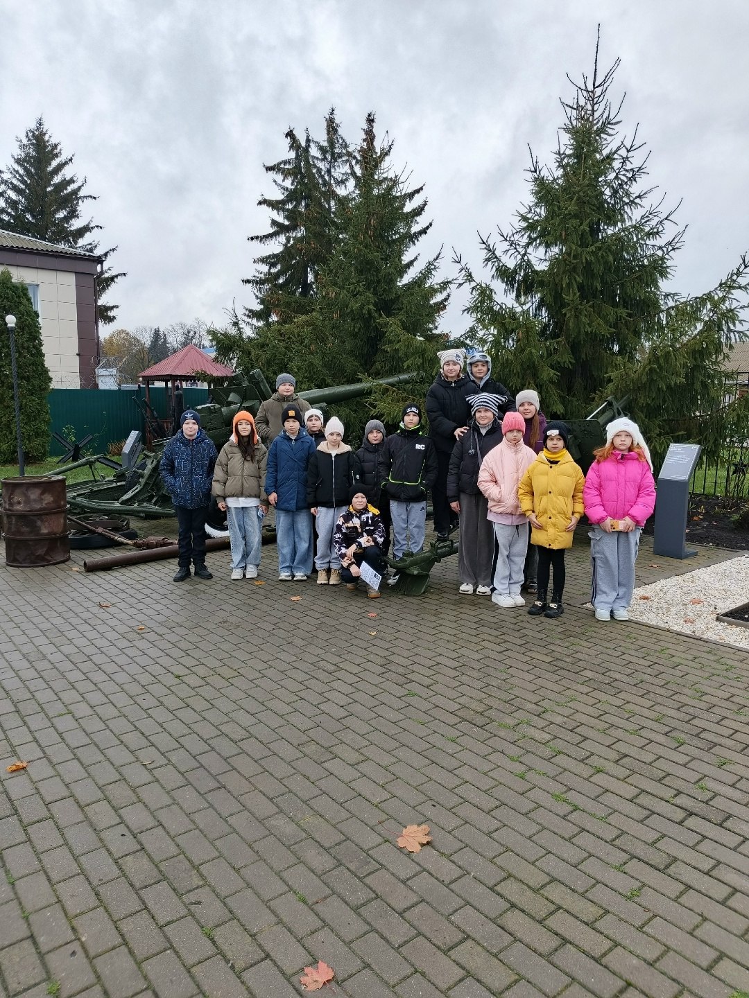 Группа учащихся 5 класса посетили мемориальный комплекс в Понырях Курской области Группа учащихся 5 класса посетили мемориальный комплекс в Понырях Курской области