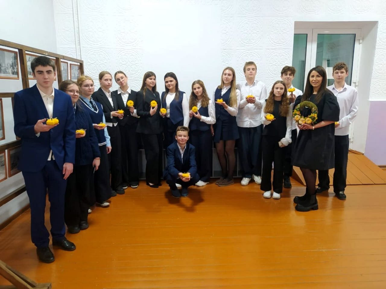 В культурно-досуговом центре «Комета» для девятиклассников Фатежской средней школы №1 прошел увлекательный мастер-класс по изготовлению текстильной тыквы – яркого и стильного аксессуара В культурно-досуговом центре «Комета» для девятиклассников Фатежской средней школы №1 прошел увлекательный мастер-класс по изготовлению текстильной тыквы – яркого и стильного аксессуара