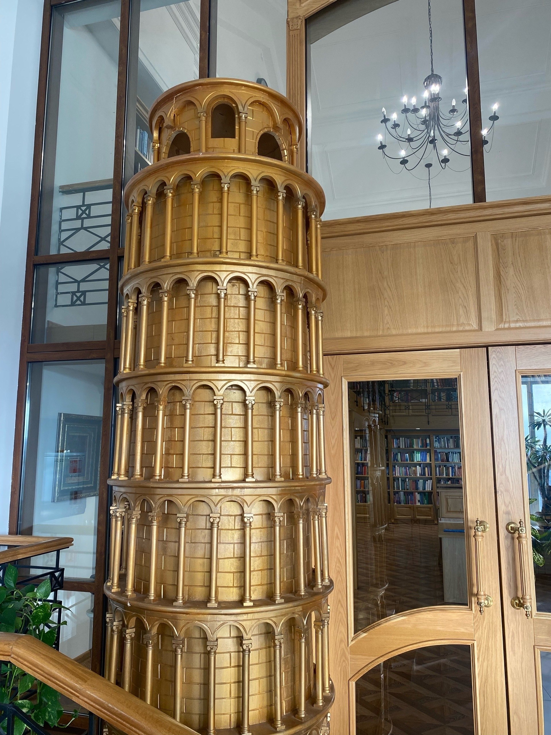 «Hic mortui vivunt, hic muti loquuntur» — «Здесь мёртвые живы, здесь немые говорят» «Hic mortui vivunt, hic muti loquuntur» — «Здесь мёртвые живы, здесь немые говорят»