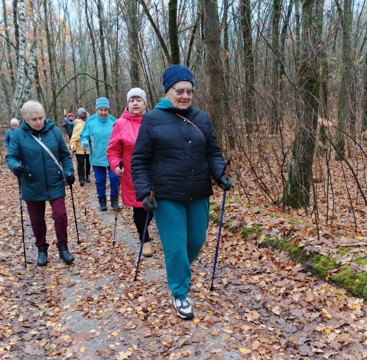 Участники проекта "Курское долголетие" города Курска активно занимаются скандинавской ходьбой
