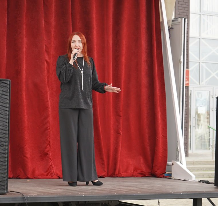 Вчера коллектив районного Дома культуры поздравил жителей поселка с Днём народного единства - с праздником, который символизирует сплоченность, взаимопонимание и ответственность каждого из нас за настоящее и будущее нашей... Вчера коллектив районного Дома культуры поздравил жителей поселка с Днём народного единства - с праздником, который символизирует сплоченность, взаимопонимание и ответственность каждого из нас за настоящее и будущее нашей...