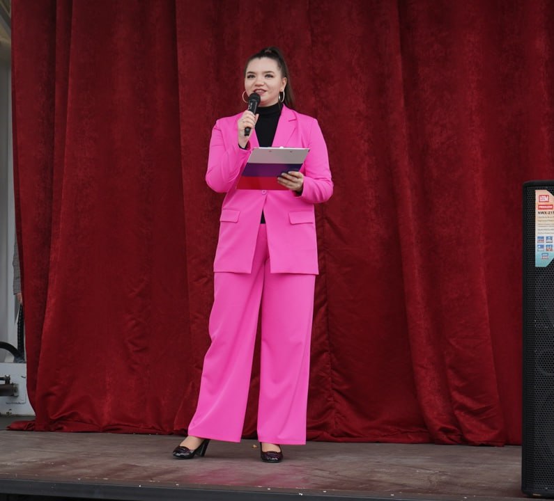 Вчера коллектив районного Дома культуры поздравил жителей поселка с Днём народного единства - с праздником, который символизирует сплоченность, взаимопонимание и ответственность каждого из нас за настоящее и будущее нашей... Вчера коллектив районного Дома культуры поздравил жителей поселка с Днём народного единства - с праздником, который символизирует сплоченность, взаимопонимание и ответственность каждого из нас за настоящее и будущее нашей...