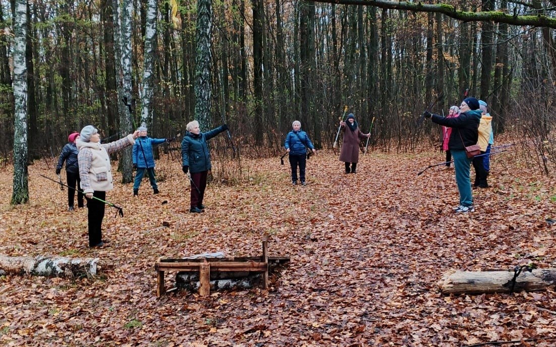 Участники проекта "Курское долголетие" города Курска активно занимаются скандинавской ходьбой Участники проекта "Курское долголетие" города Курска активно занимаются скандинавской ходьбой