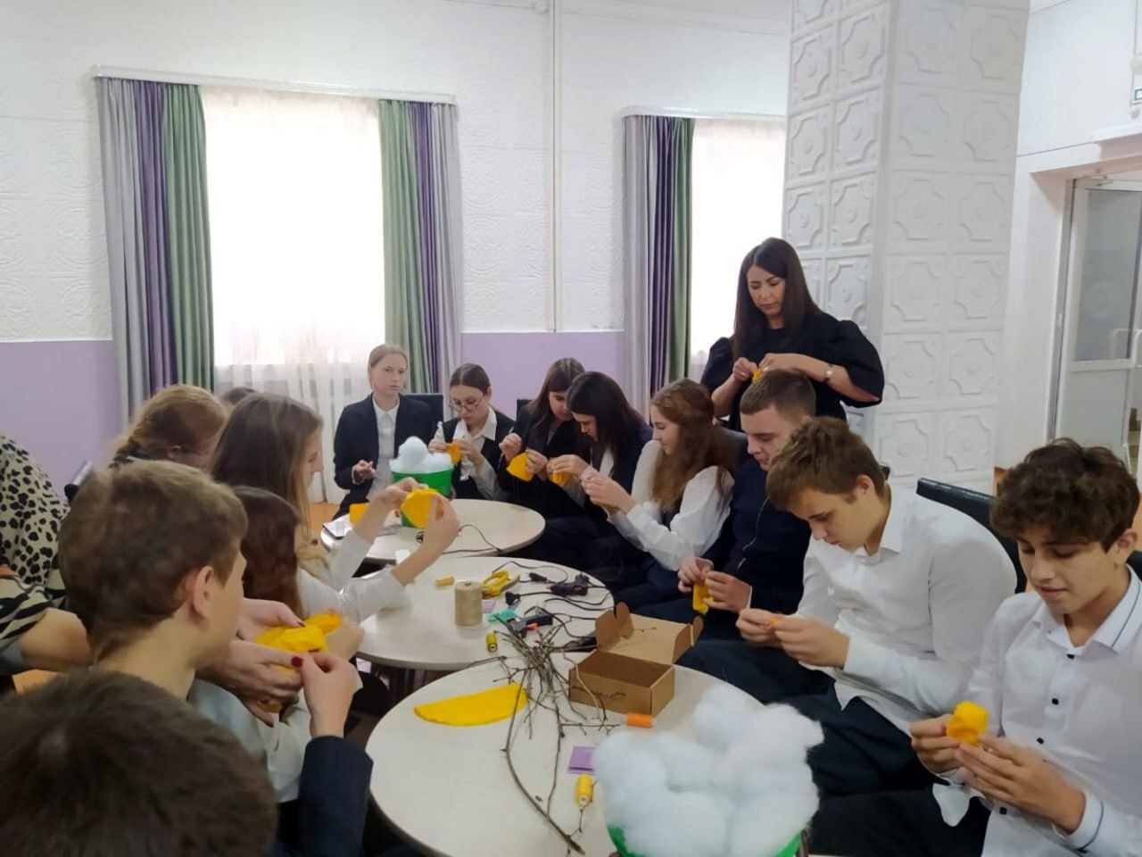 В культурно-досуговом центре «Комета» для девятиклассников Фатежской средней школы №1 прошел увлекательный мастер-класс по изготовлению текстильной тыквы – яркого и стильного аксессуара В культурно-досуговом центре «Комета» для девятиклассников Фатежской средней школы №1 прошел увлекательный мастер-класс по изготовлению текстильной тыквы – яркого и стильного аксессуара