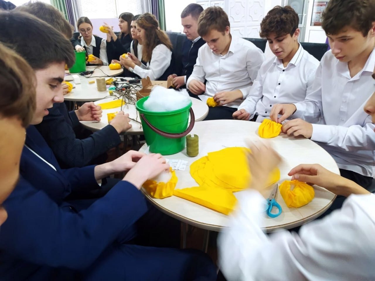 В культурно-досуговом центре «Комета» для девятиклассников Фатежской средней школы №1 прошел увлекательный мастер-класс по изготовлению текстильной тыквы – яркого и стильного аксессуара В культурно-досуговом центре «Комета» для девятиклассников Фатежской средней школы №1 прошел увлекательный мастер-класс по изготовлению текстильной тыквы – яркого и стильного аксессуара