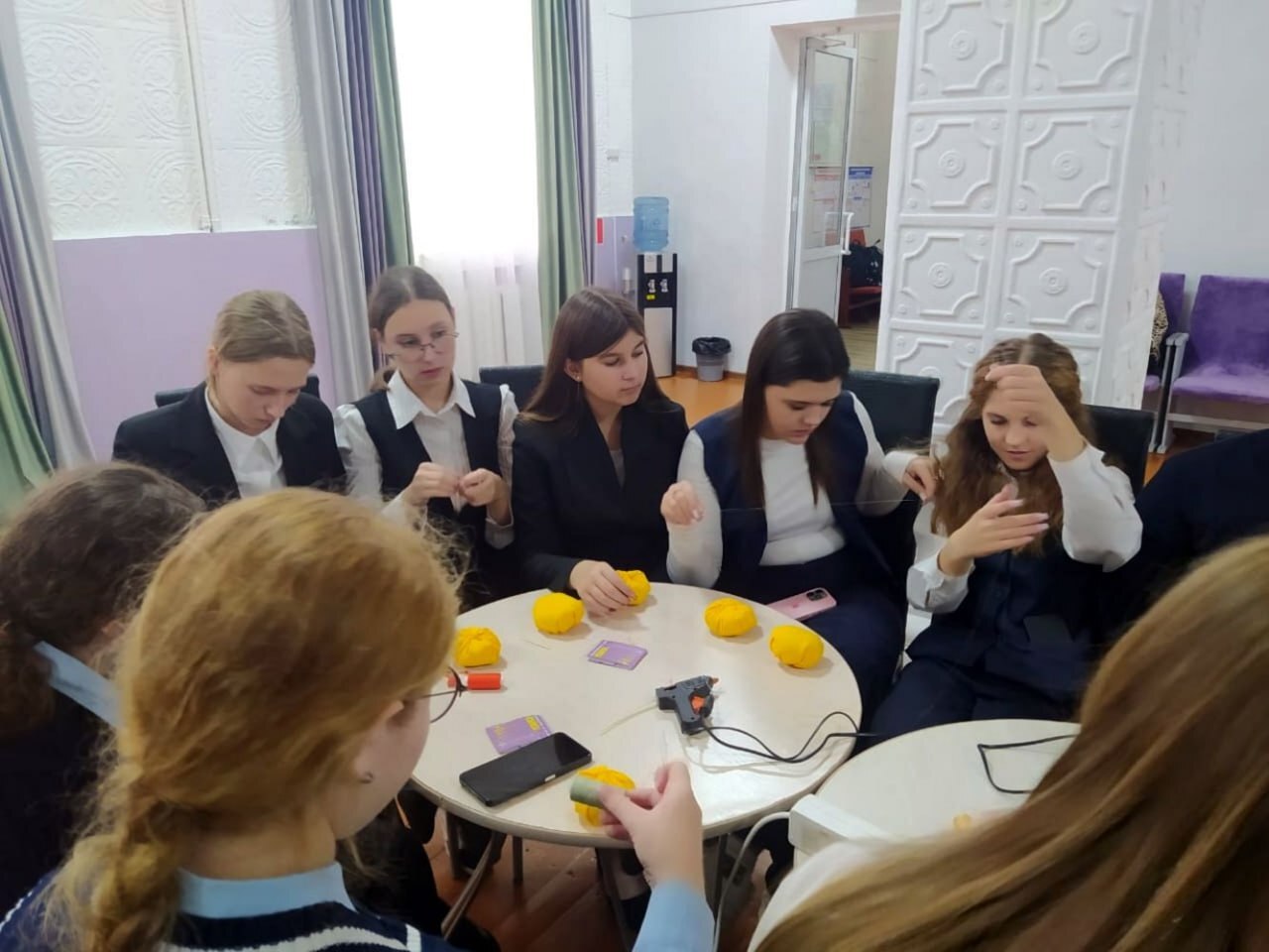 В культурно-досуговом центре «Комета» для девятиклассников Фатежской средней школы №1 прошел увлекательный мастер-класс по изготовлению текстильной тыквы – яркого и стильного аксессуара В культурно-досуговом центре «Комета» для девятиклассников Фатежской средней школы №1 прошел увлекательный мастер-класс по изготовлению текстильной тыквы – яркого и стильного аксессуара