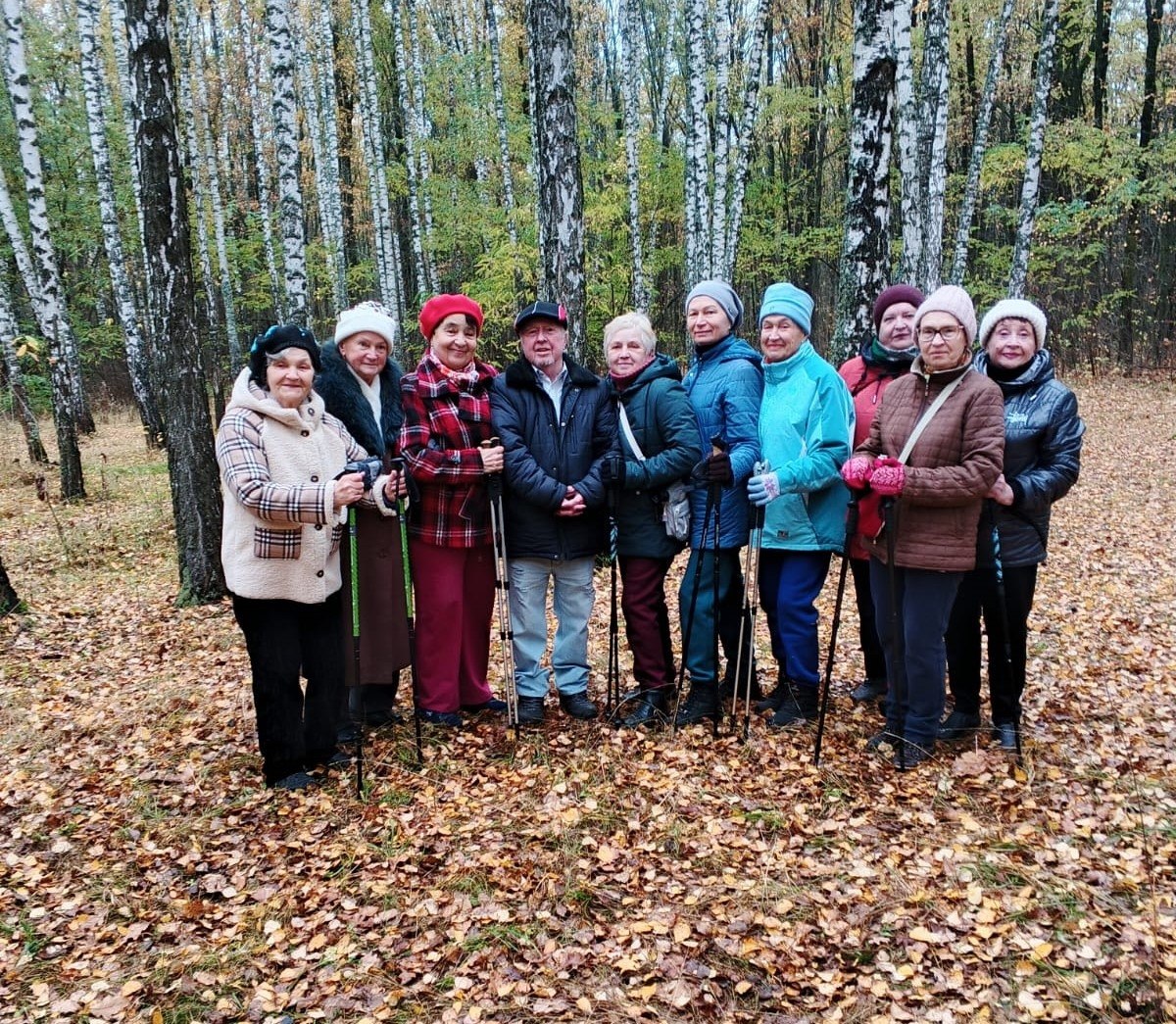 Участники проекта "Курское долголетие" города Курска активно занимаются скандинавской ходьбой Участники проекта "Курское долголетие" города Курска активно занимаются скандинавской ходьбой