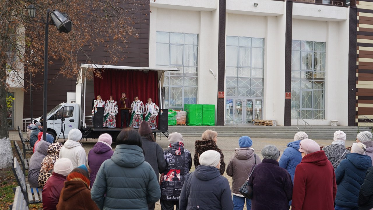 Вчера коллектив районного Дома культуры поздравил жителей поселка с Днём народного единства - с праздником, который символизирует сплоченность, взаимопонимание и ответственность каждого из нас за настоящее и будущее нашей... Вчера коллектив районного Дома культуры поздравил жителей поселка с Днём народного единства - с праздником, который символизирует сплоченность, взаимопонимание и ответственность каждого из нас за настоящее и будущее нашей...