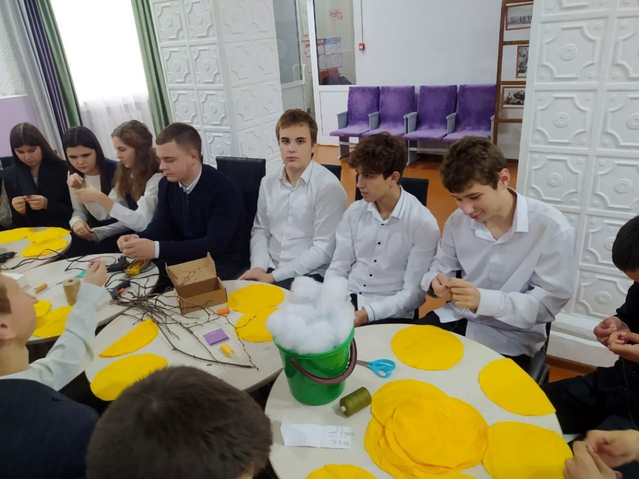 В культурно-досуговом центре «Комета» для девятиклассников Фатежской средней школы №1 прошел увлекательный мастер-класс по изготовлению текстильной тыквы – яркого и стильного аксессуара В культурно-досуговом центре «Комета» для девятиклассников Фатежской средней школы №1 прошел увлекательный мастер-класс по изготовлению текстильной тыквы – яркого и стильного аксессуара