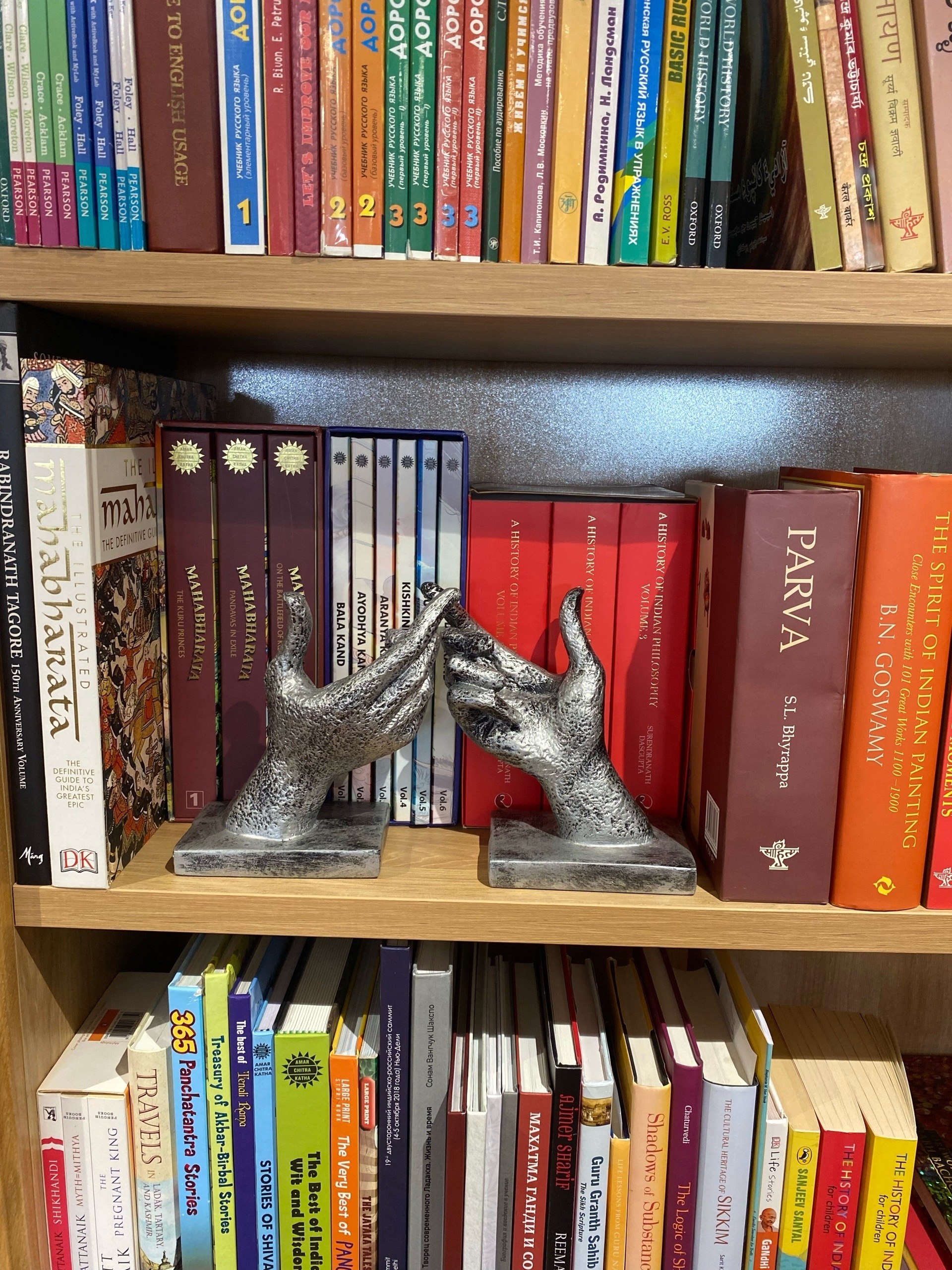 «Hic mortui vivunt, hic muti loquuntur» — «Здесь мёртвые живы, здесь немые говорят» «Hic mortui vivunt, hic muti loquuntur» — «Здесь мёртвые живы, здесь немые говорят»