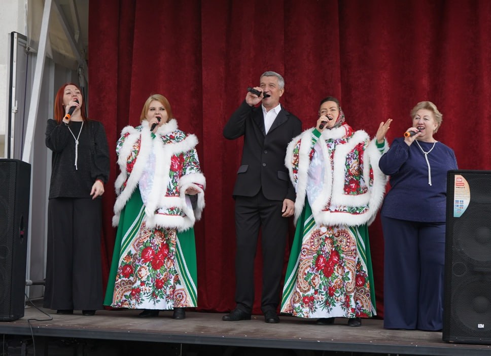 Вчера коллектив районного Дома культуры поздравил жителей поселка с Днём народного единства - с праздником, который символизирует сплоченность, взаимопонимание и ответственность каждого из нас за настоящее и будущее нашей... Вчера коллектив районного Дома культуры поздравил жителей поселка с Днём народного единства - с праздником, который символизирует сплоченность, взаимопонимание и ответственность каждого из нас за настоящее и будущее нашей...