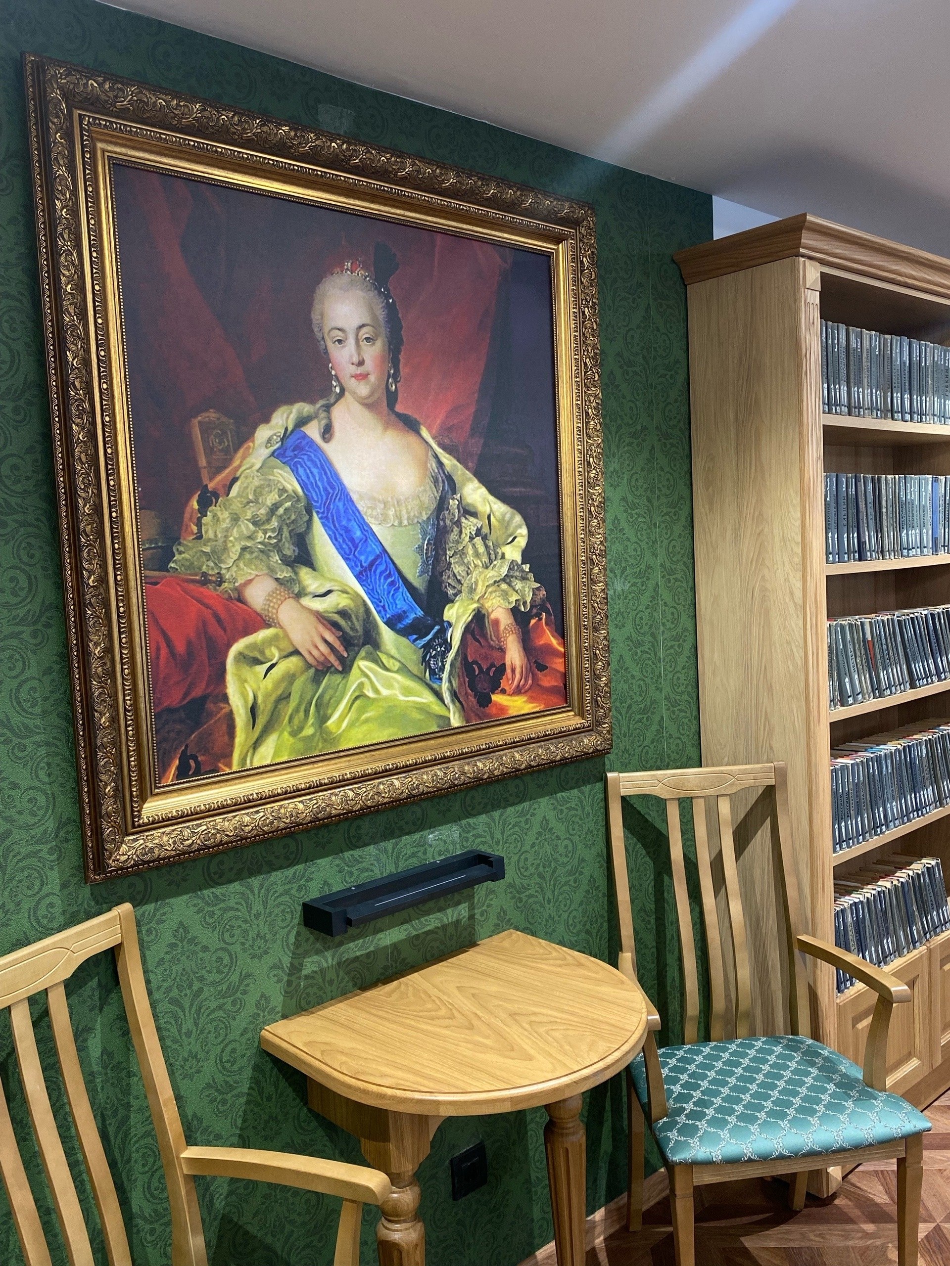 «Hic mortui vivunt, hic muti loquuntur» — «Здесь мёртвые живы, здесь немые говорят» «Hic mortui vivunt, hic muti loquuntur» — «Здесь мёртвые живы, здесь немые говорят»