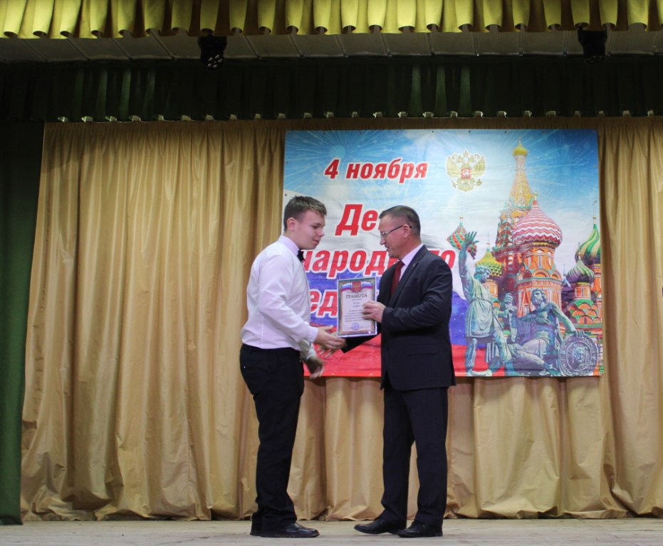 Александр Булгаков: Вручил грамоты музыкантам народного духового оркестра за активное участие в конкурсах и фестивалях районного и областного уровня, популяризацию духовой музыки и сохранение культурных традиций, активную...