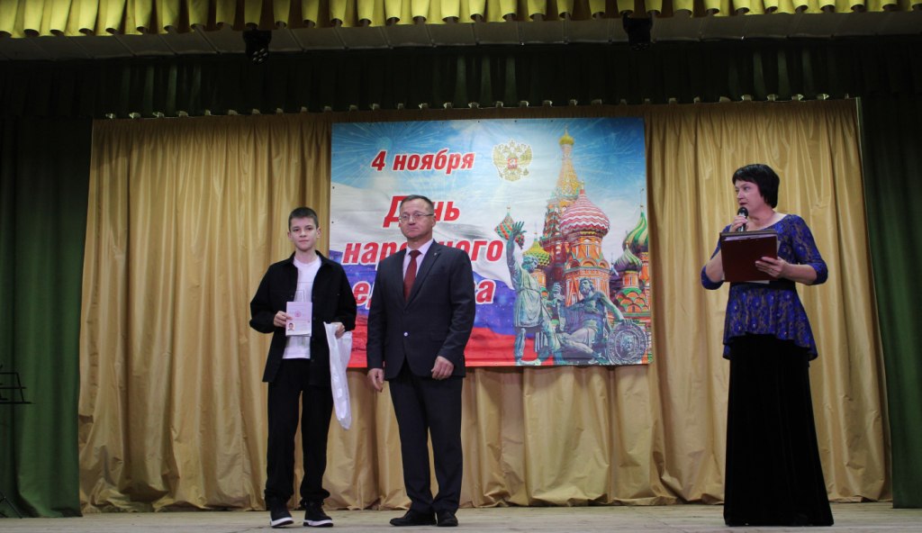 Александр Булгаков: Принял участие в торжественной церемонии вручения паспортов юным гражданам России нашего района Александр Булгаков: Принял участие в торжественной церемонии вручения паспортов юным гражданам России нашего района