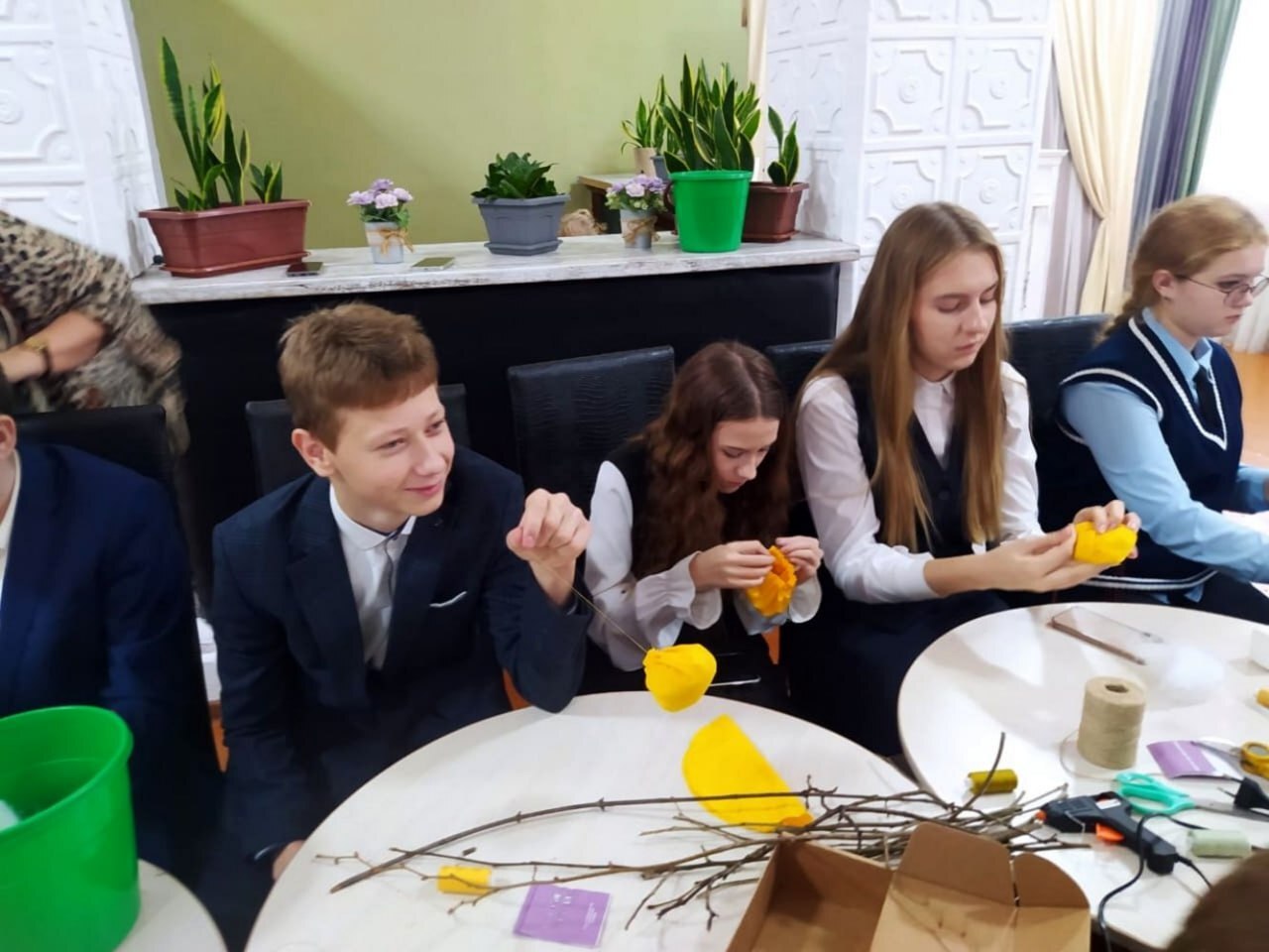 В культурно-досуговом центре «Комета» для девятиклассников Фатежской средней школы №1 прошел увлекательный мастер-класс по изготовлению текстильной тыквы – яркого и стильного аксессуара В культурно-досуговом центре «Комета» для девятиклассников Фатежской средней школы №1 прошел увлекательный мастер-класс по изготовлению текстильной тыквы – яркого и стильного аксессуара