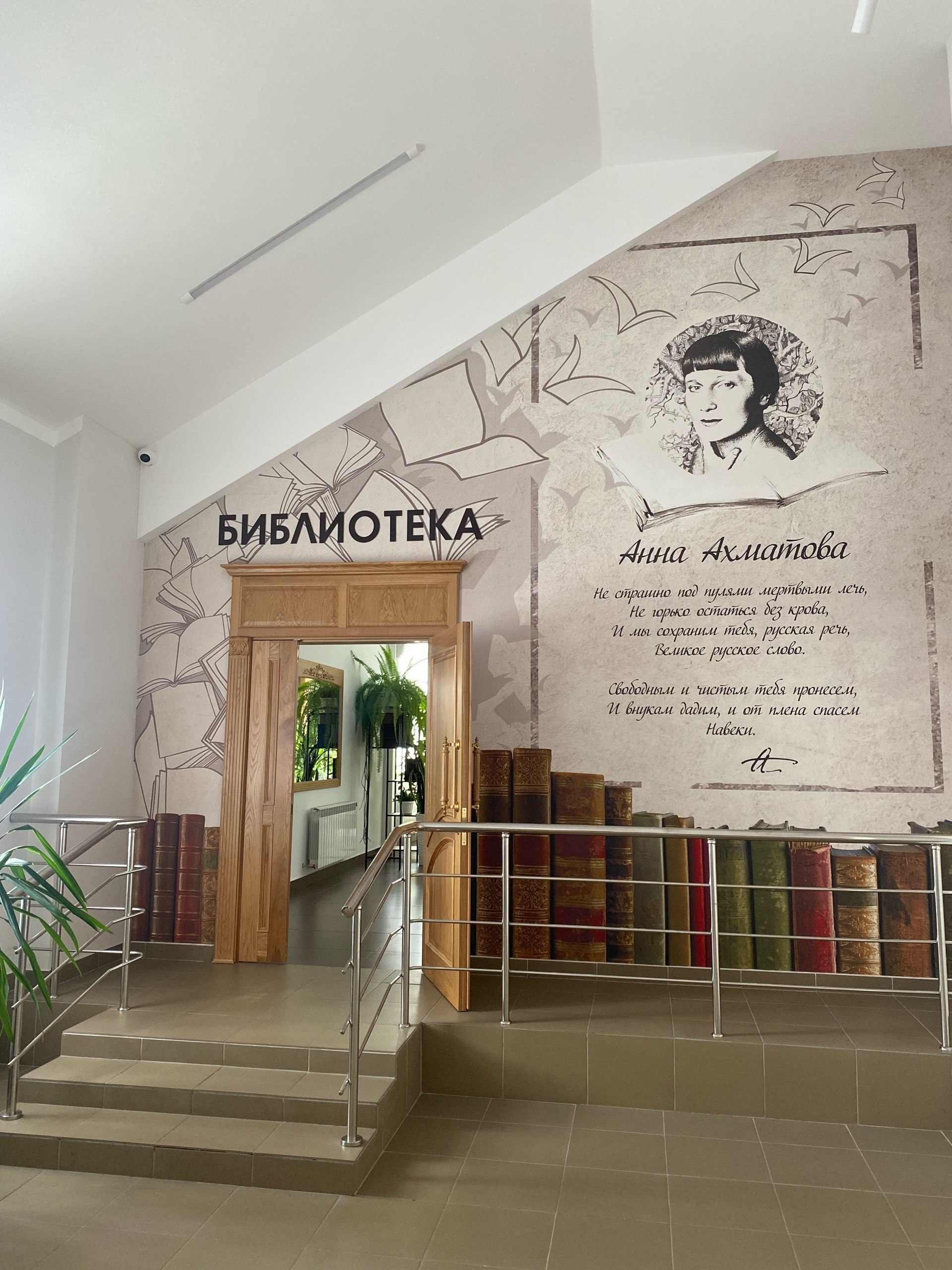 «Hic mortui vivunt, hic muti loquuntur» — «Здесь мёртвые живы, здесь немые говорят»