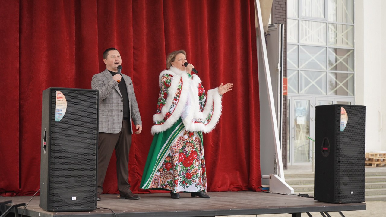 Вчера коллектив районного Дома культуры поздравил жителей поселка с Днём народного единства - с праздником, который символизирует сплоченность, взаимопонимание и ответственность каждого из нас за настоящее и будущее нашей... Вчера коллектив районного Дома культуры поздравил жителей поселка с Днём народного единства - с праздником, который символизирует сплоченность, взаимопонимание и ответственность каждого из нас за настоящее и будущее нашей...