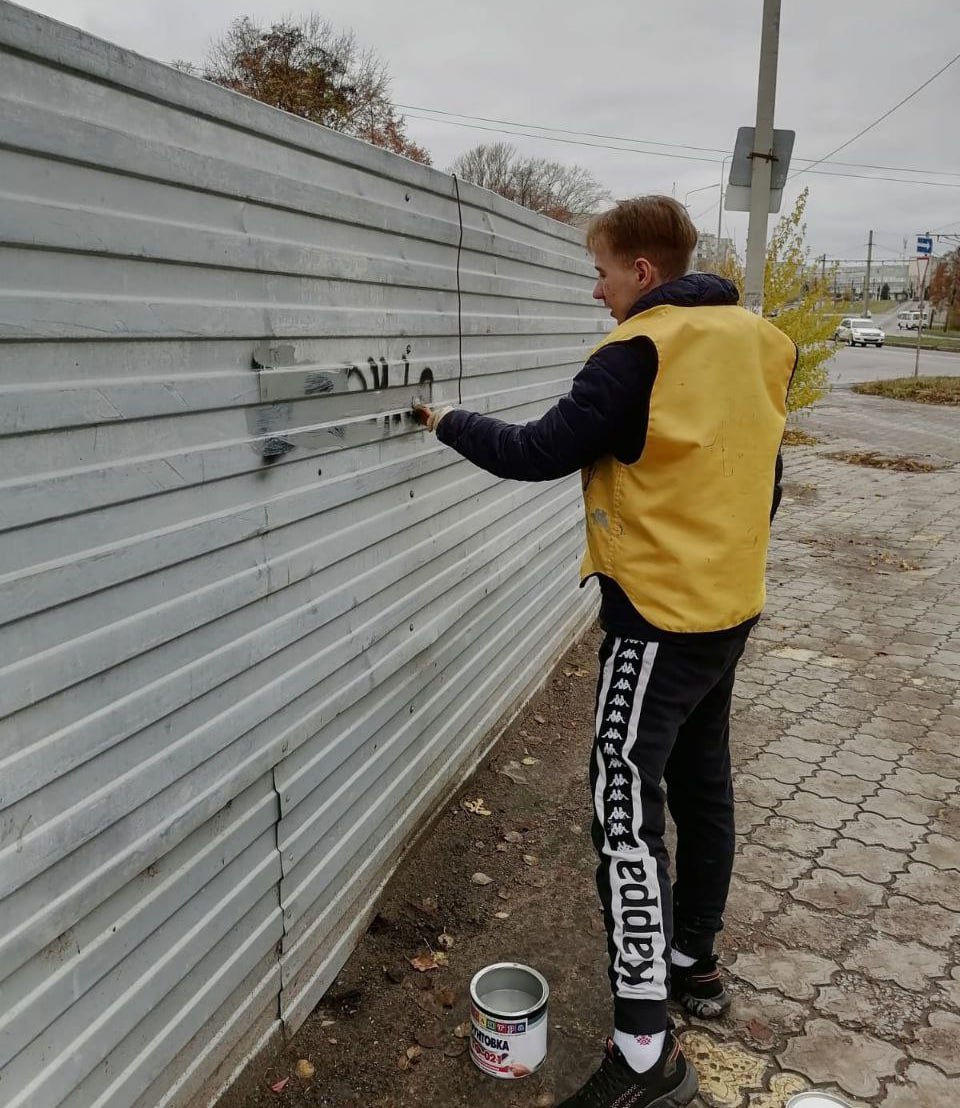 В рамках проекта «Чистый город» в Сеймском округе устраняют наркотическую рекламу